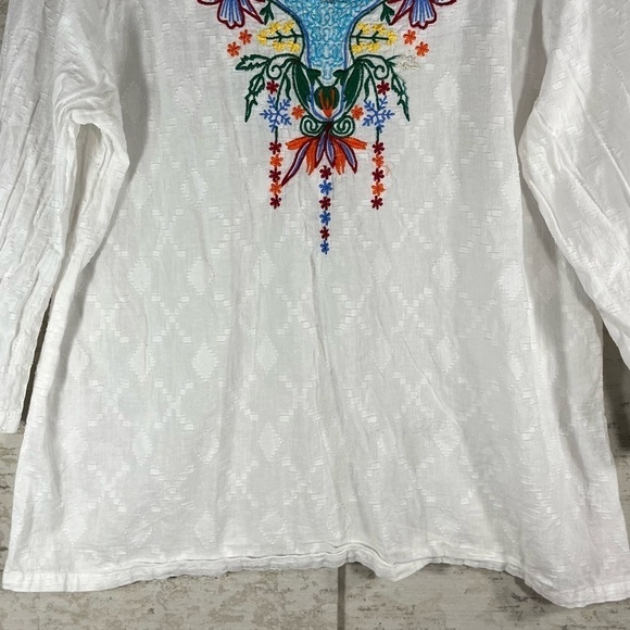 VICKI WAYNE Embossed Vine White Tunic w/ Colorful Floral Embroidery Size Small - Picture 3 of 10